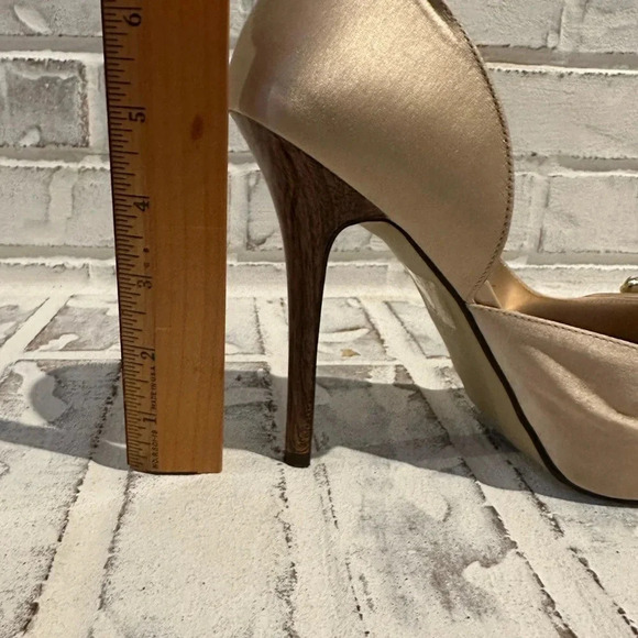 Bakers Sonya Taupe High Heel Faux Wood Grain Heel Studs & Diamond accents Size 8 - Picture 7 of 10